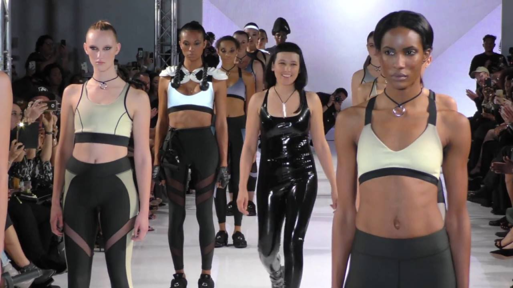 Divadelní prvky v ženských sportovních módních přehlídkách