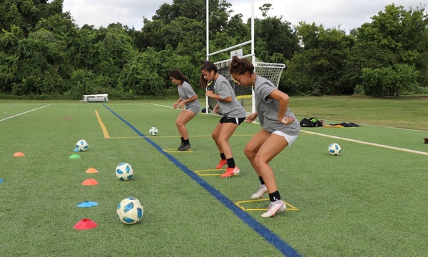 Fotbalový Závod s Překážkami Zábavné Fitness Výzvy pro Skupinu