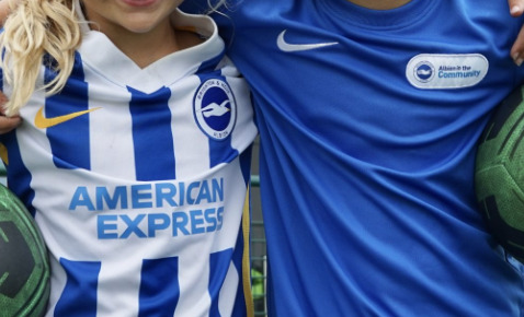 Chyba tisku nebo vzácný poklad Dresy Brightonu s převráceným logem sponsorů